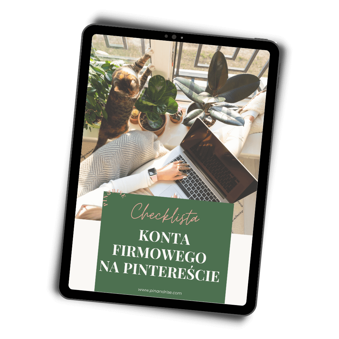 Mockup checklisty "Konta firmowego na Pintereście" na tablecie – kobieta pracująca przy oknie z kotem i roślinami, laptopem oraz zegarkiem na ręce